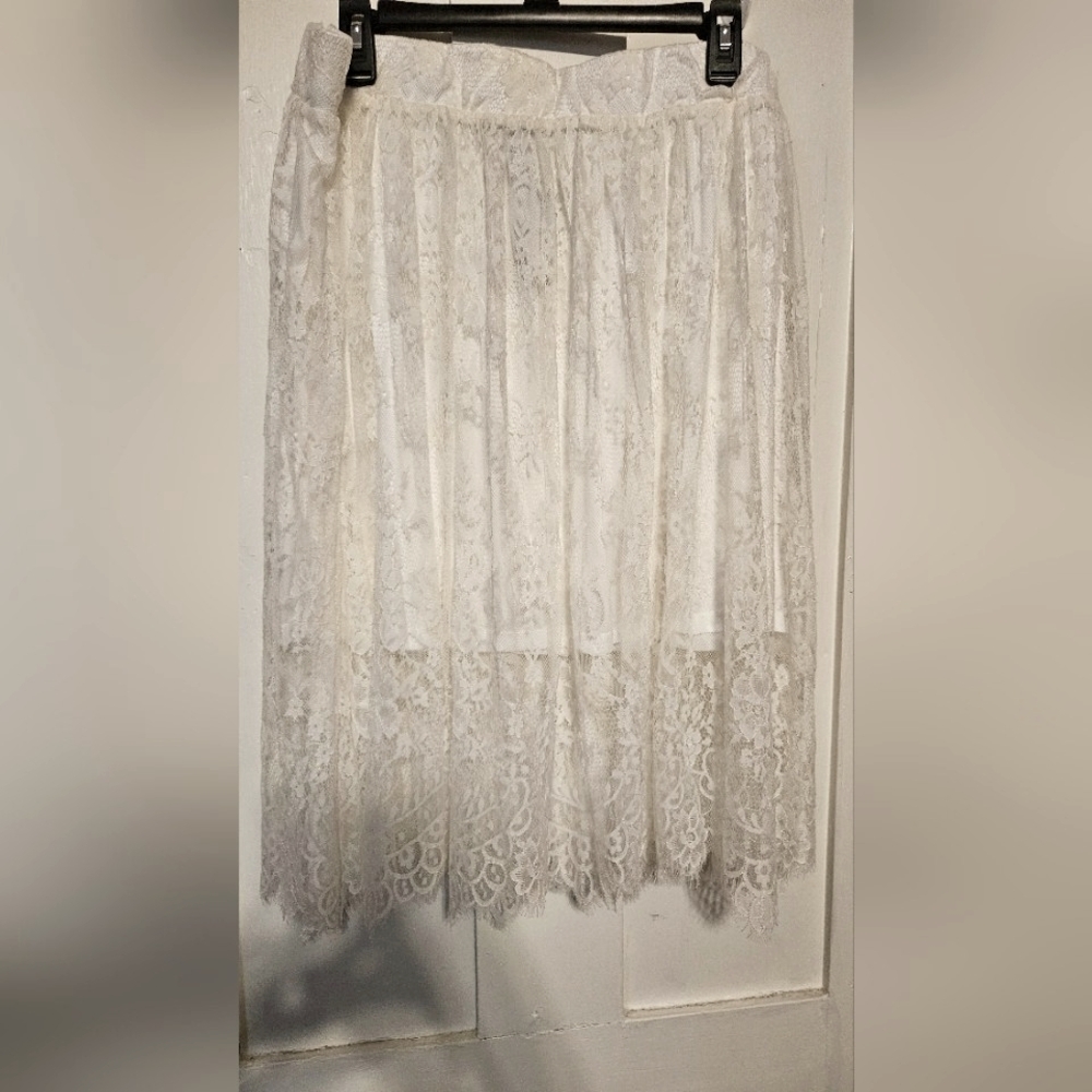Hot Topic White lace midi skirt
